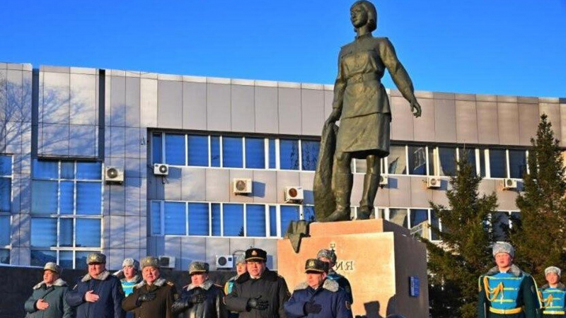 В Астане возложили цветы к памятнику Героя Советского Союза Алии Молдагуловой