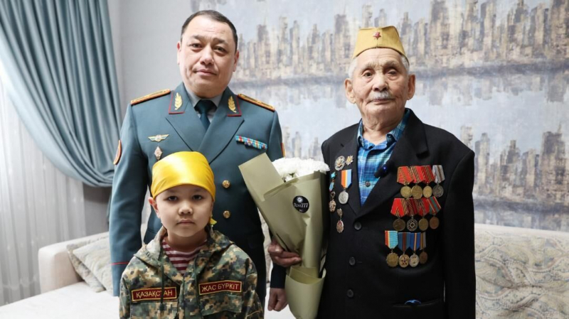 Казахская нацгвардия поздравила ветерана войны с 80-летием Победы