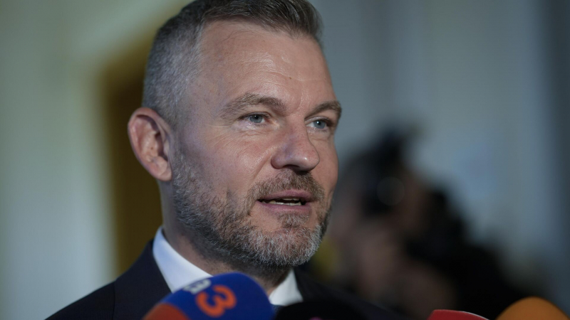 Президент Словакии назвал преждевременным размещение войск на Украине