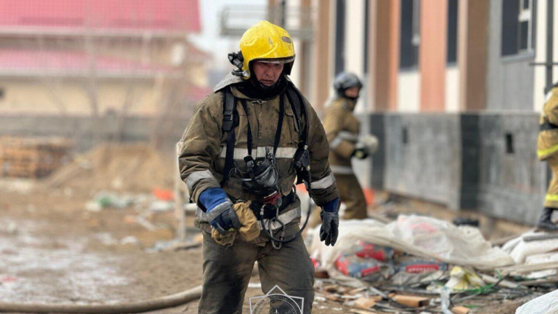 В Актобе спасатели вынесли 72 человека из горящей девятиэтажки