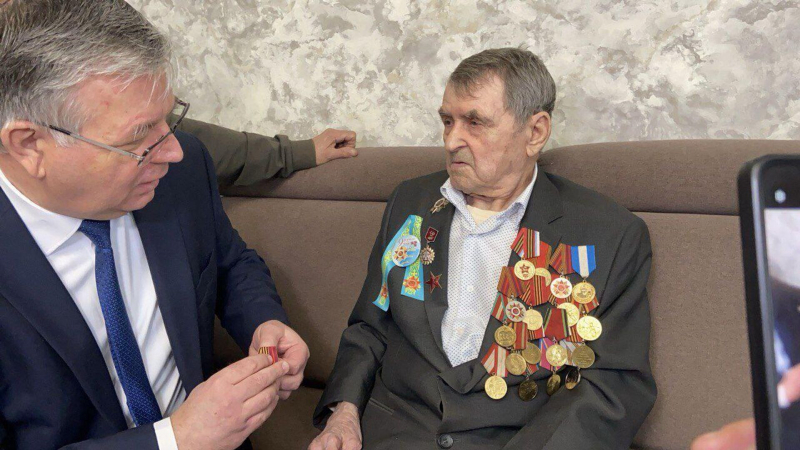 Генконсул России в Алматы вручил юбилейную медаль ветерану Великой Отечественной