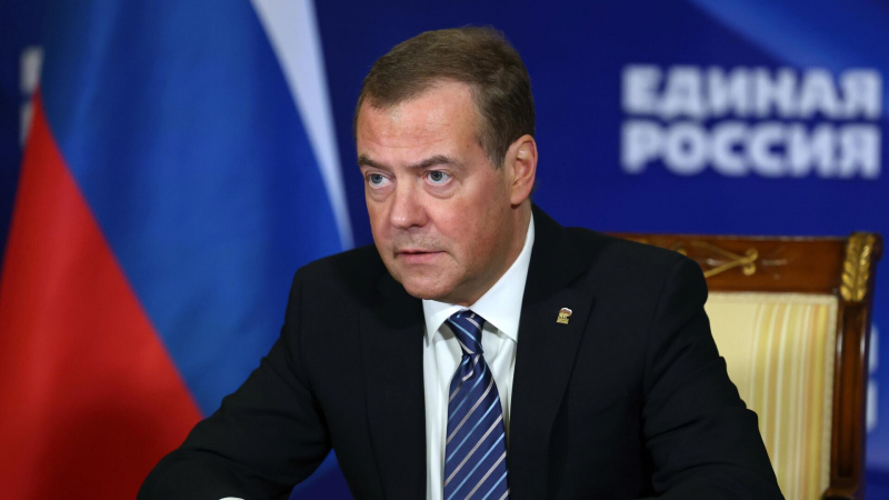 Медведев призвал игнорировать США