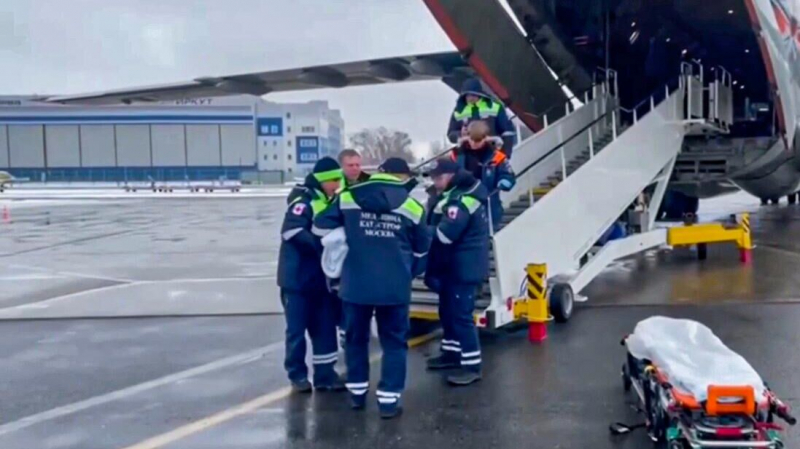 Пострадавших в крушении самолета AZAL доставили в Институт Склифосовского